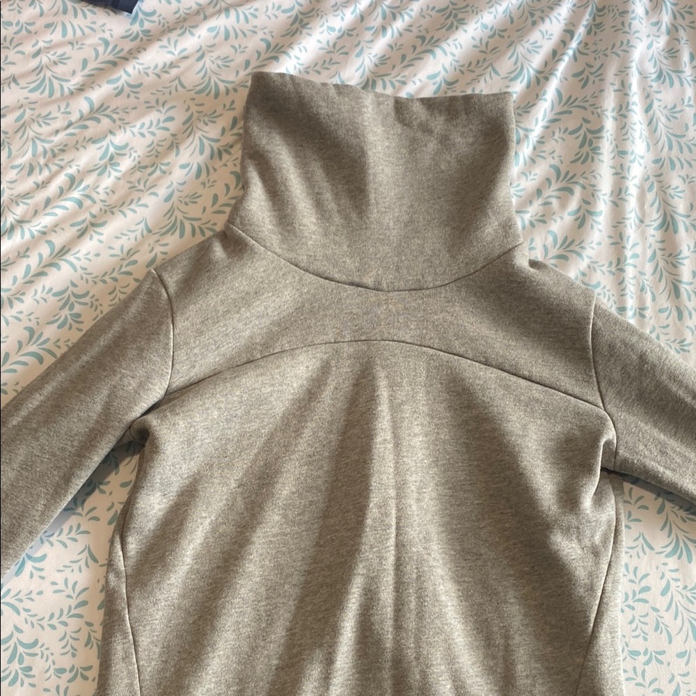 Alo Yoga Mockneck Pullover Top